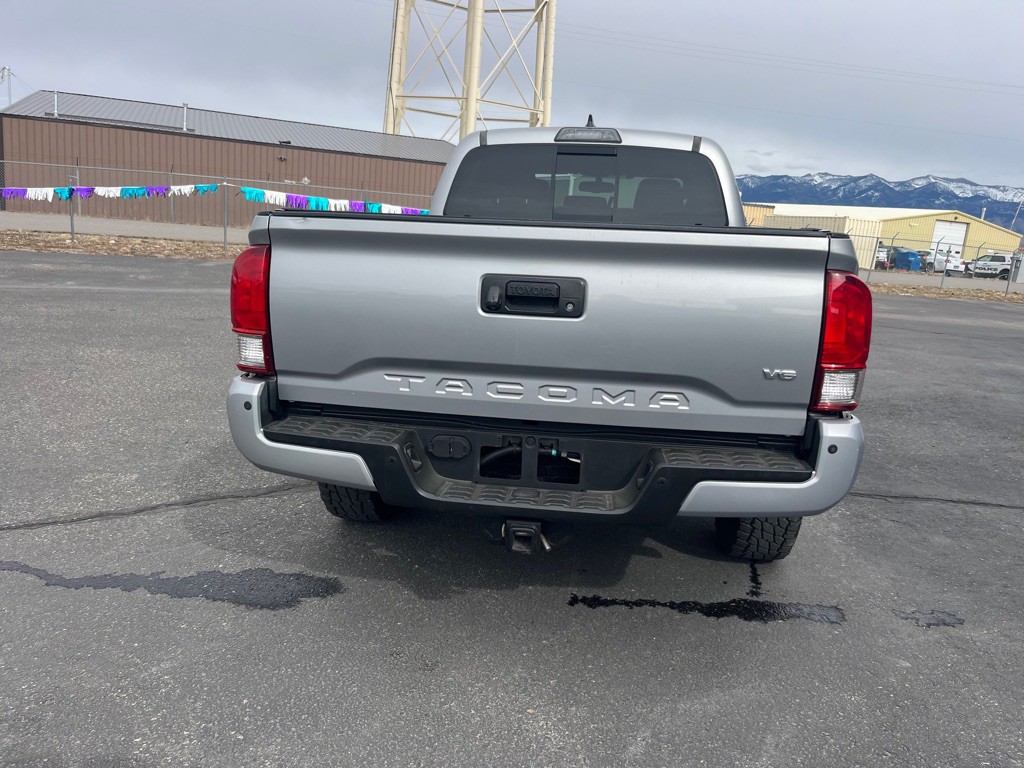 2017 Toyota Tacoma Image 8