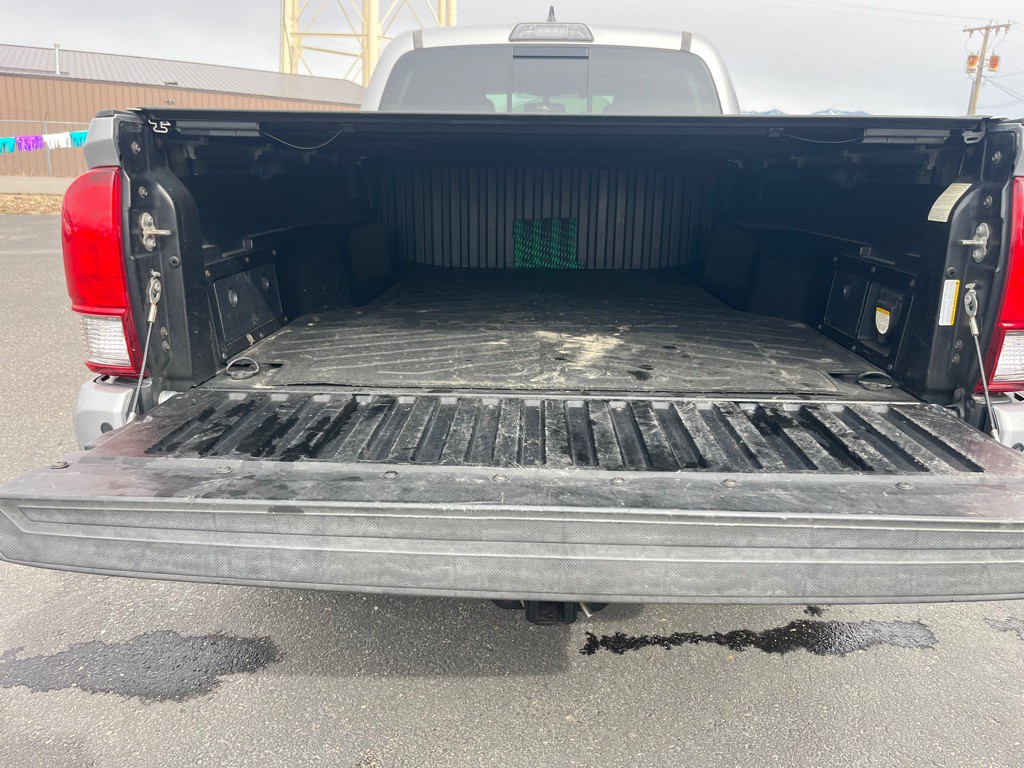 2017 Toyota Tacoma Image 10