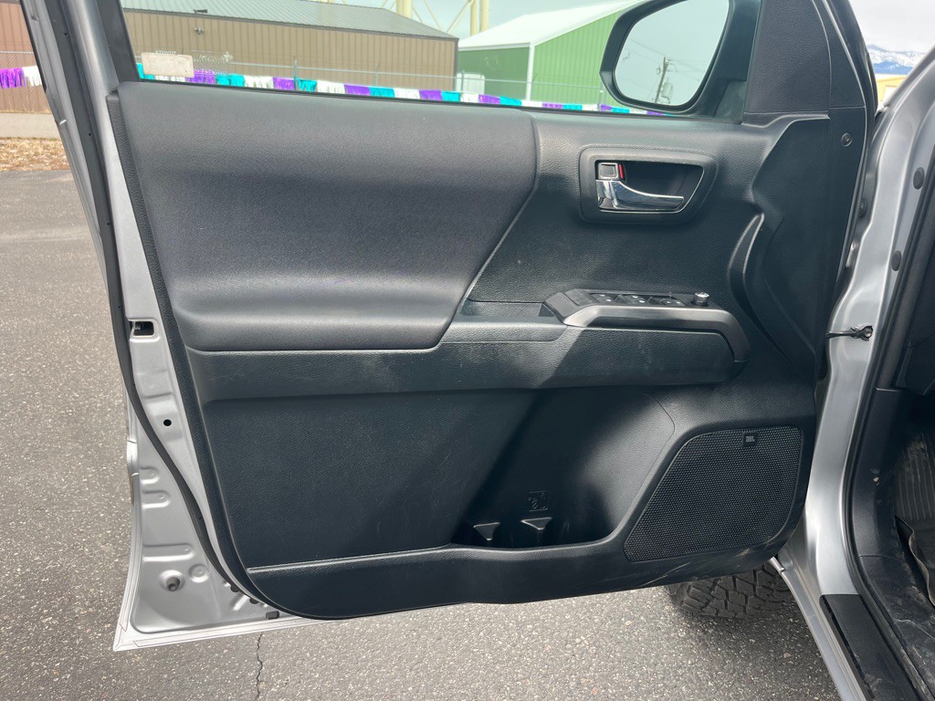 2017 Toyota Tacoma Image 13