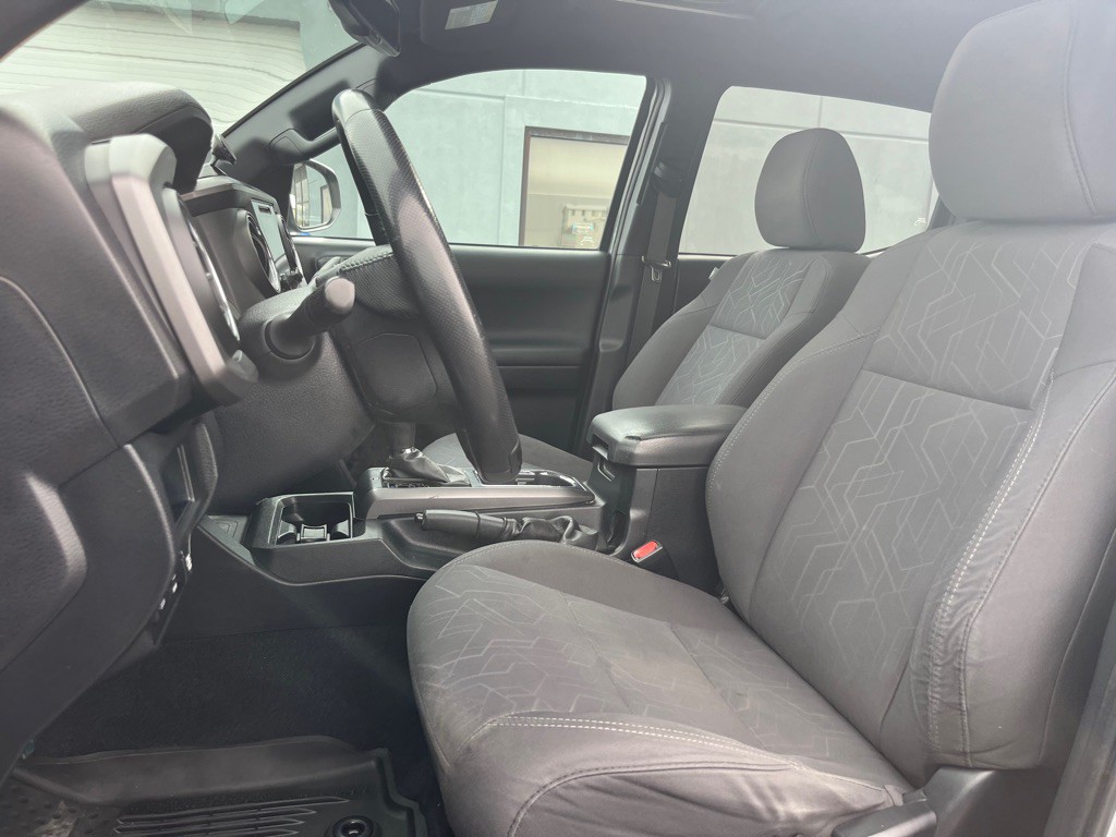 2017 Toyota Tacoma Image 17