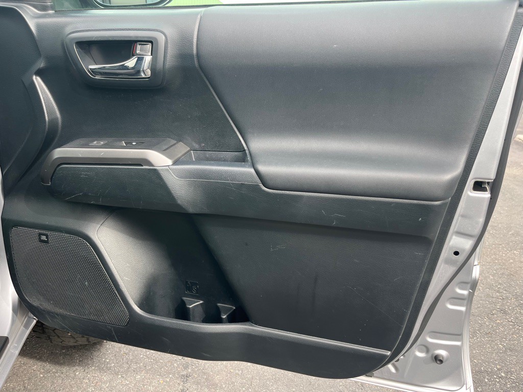 2017 Toyota Tacoma Image 21