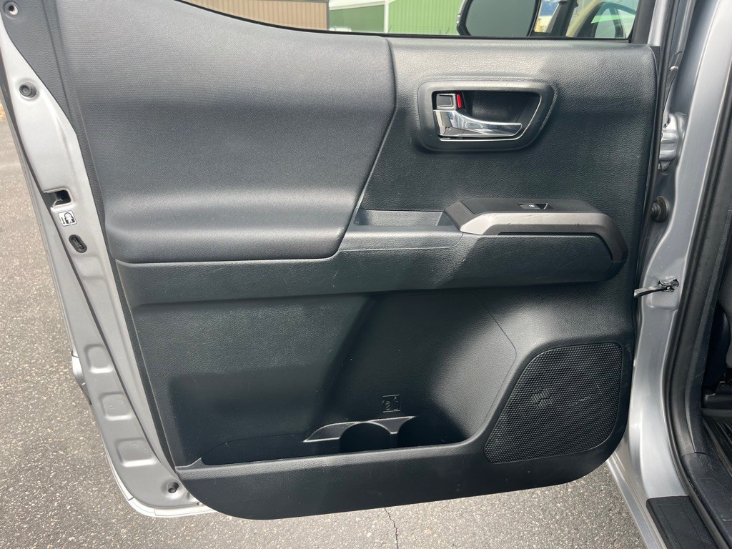 2017 Toyota Tacoma Image 27