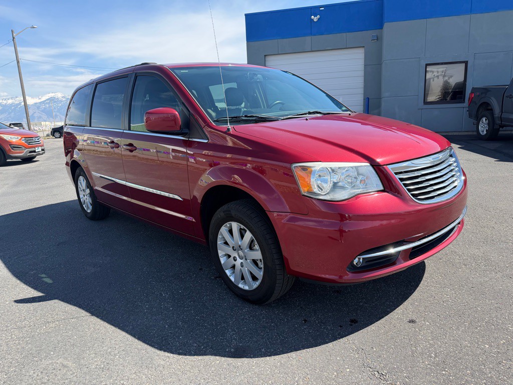 2015 Chrysler Town & Country Image 1