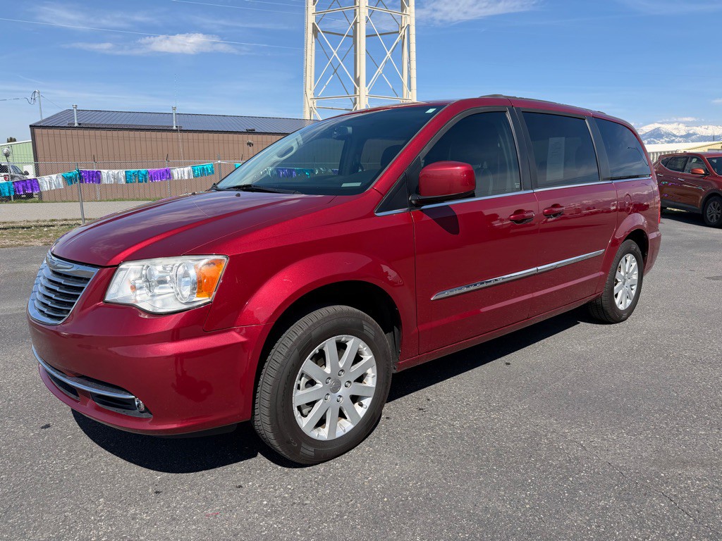 2015 Chrysler Town & Country Image 2