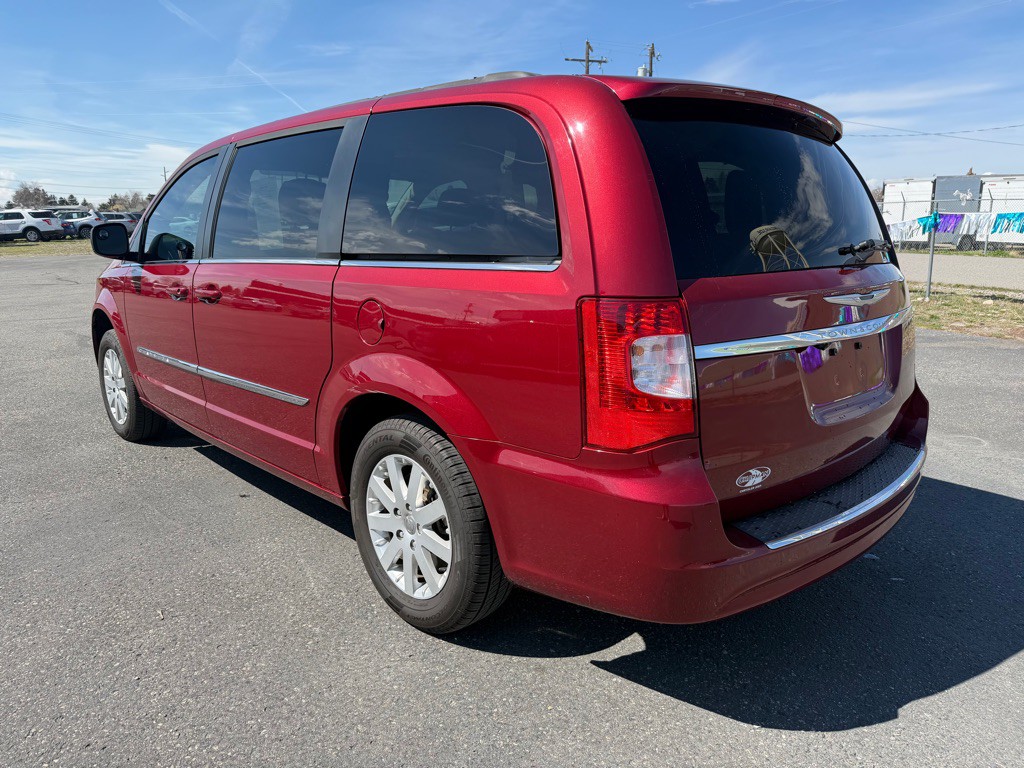 2015 Chrysler Town & Country Image 3
