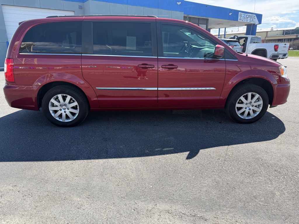 2015 Chrysler Town & Country Image 5