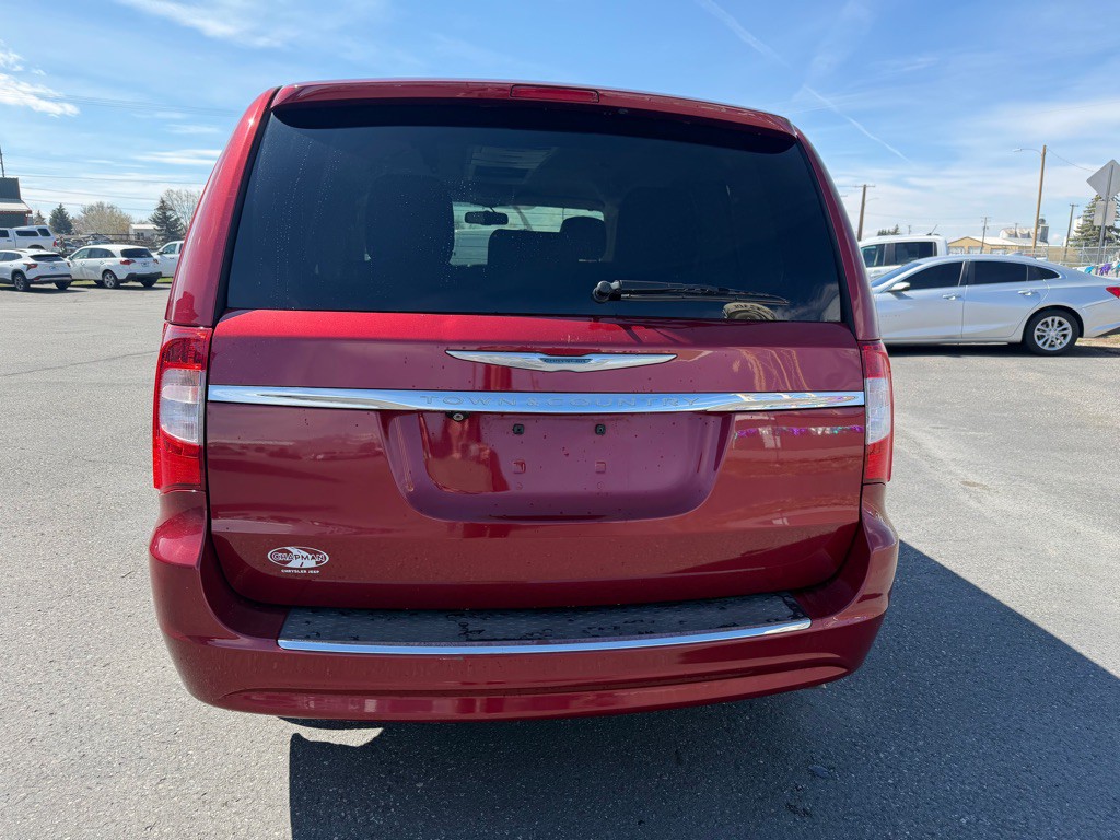 2015 Chrysler Town & Country Image 8