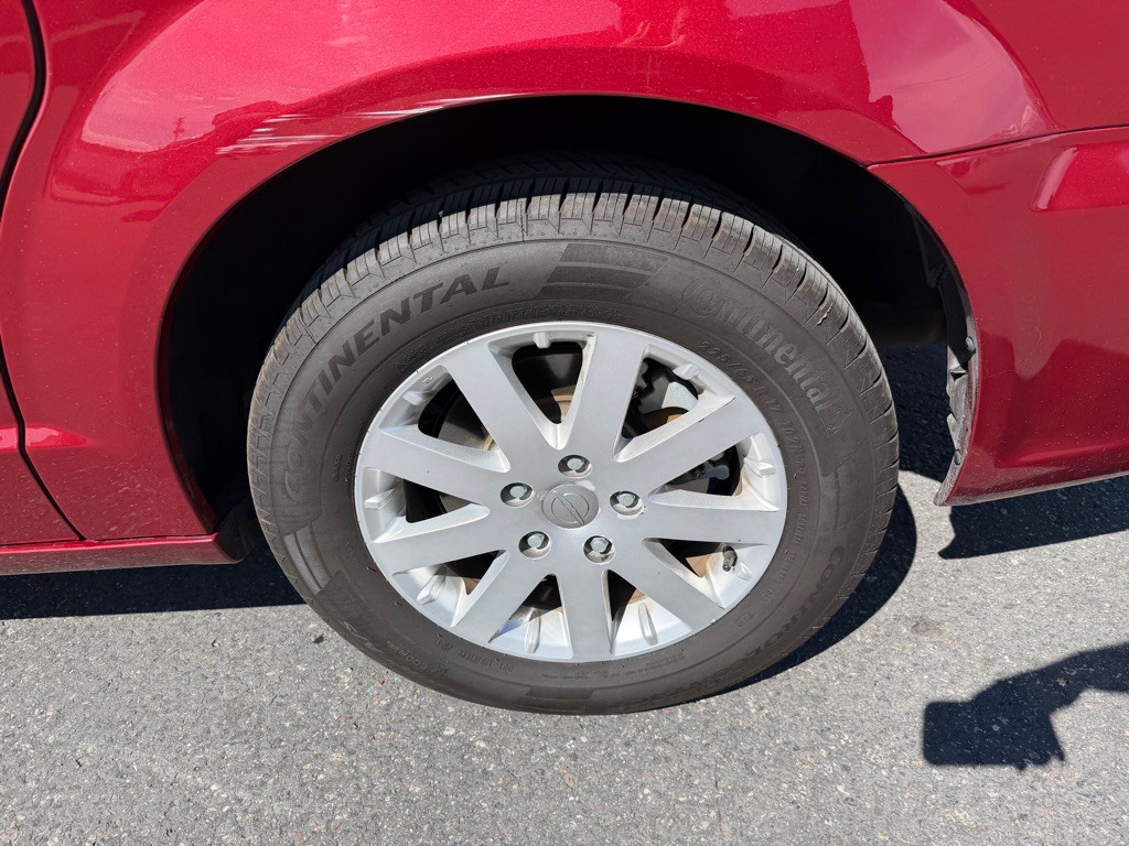 2015 Chrysler Town & Country Image 9