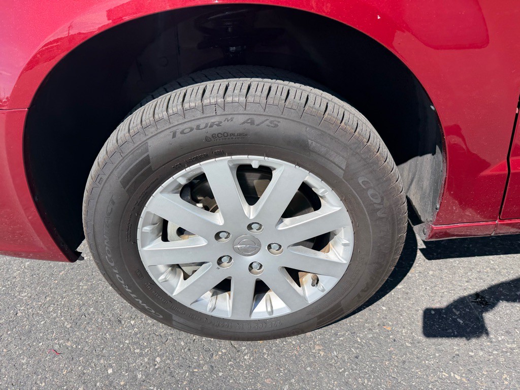 2015 Chrysler Town & Country Image 10