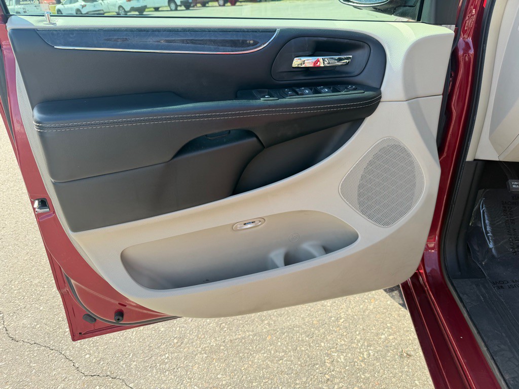 2015 Chrysler Town & Country Image 11