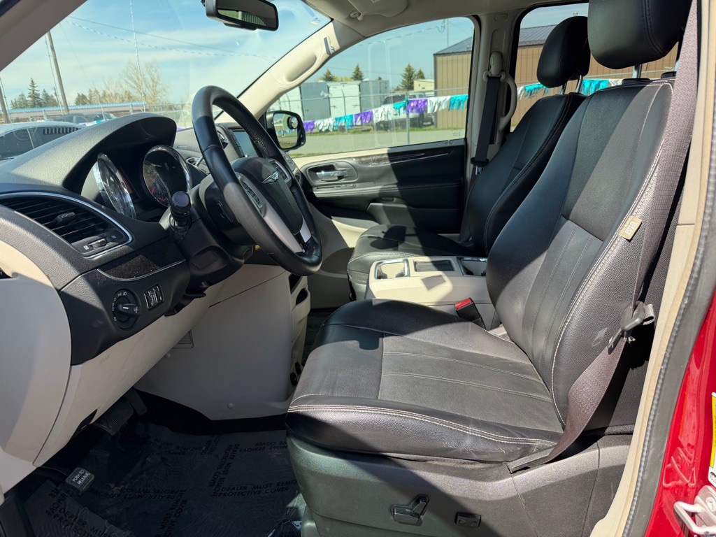 2015 Chrysler Town & Country Image 12