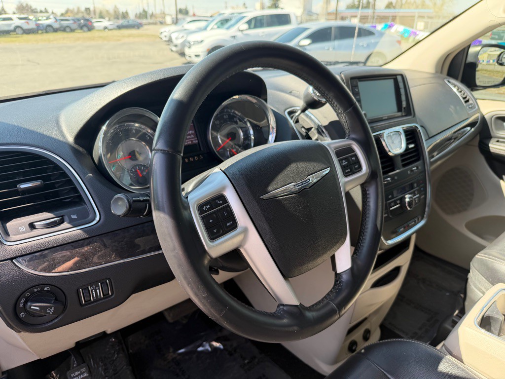 2015 Chrysler Town & Country Image 13