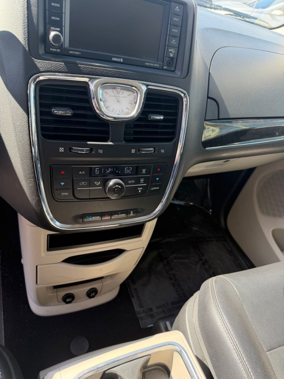 2015 Chrysler Town & Country Image 15