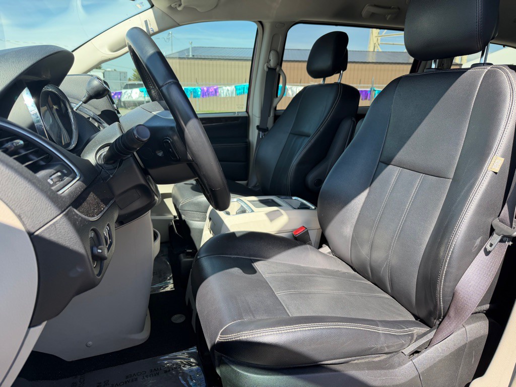 2015 Chrysler Town & Country Image 16