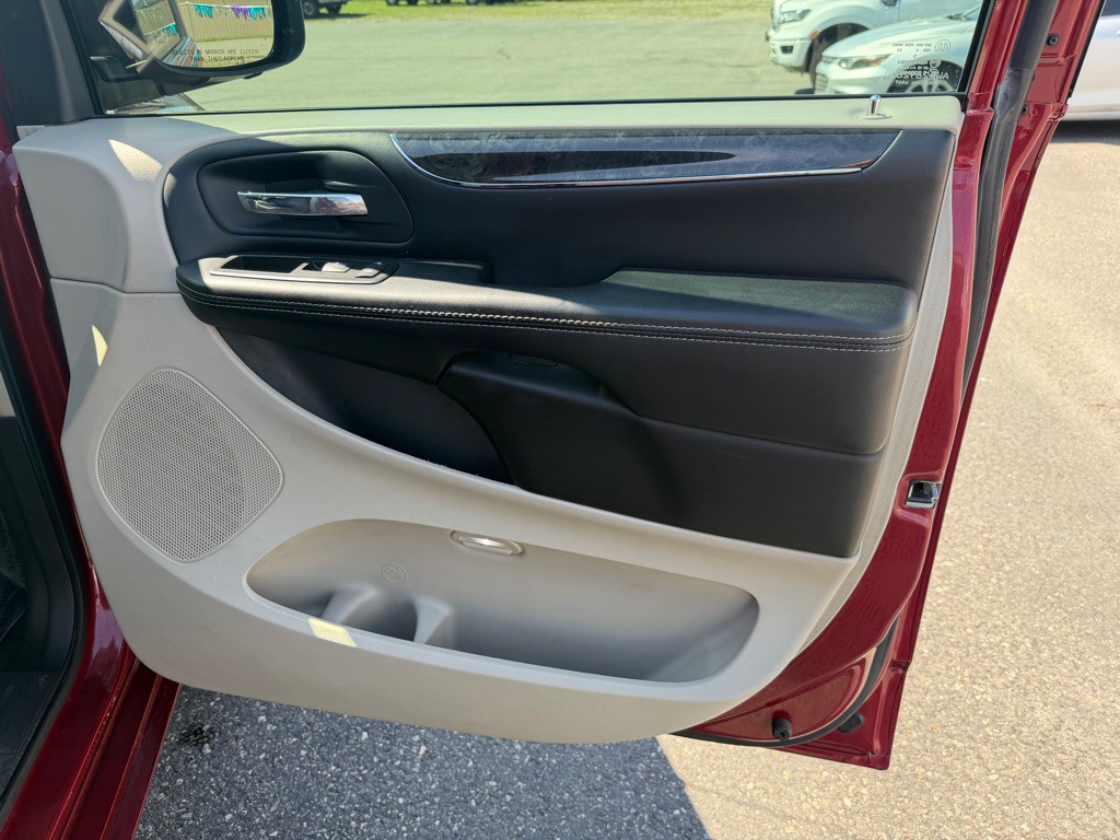 2015 Chrysler Town & Country Image 17