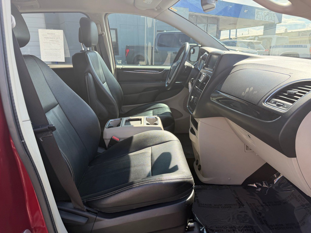 2015 Chrysler Town & Country Image 18