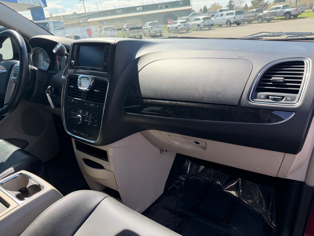 2015 Chrysler Town & Country Image 19