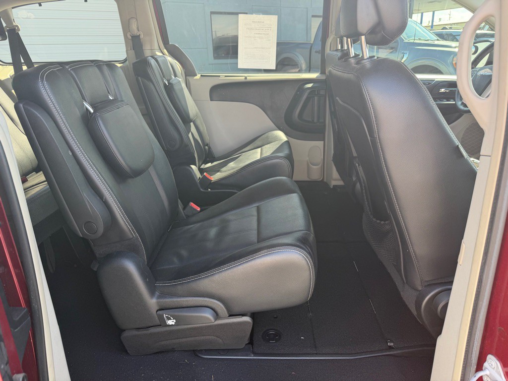2015 Chrysler Town & Country Image 21