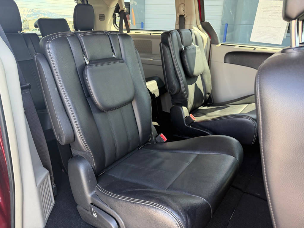 2015 Chrysler Town & Country Image 22