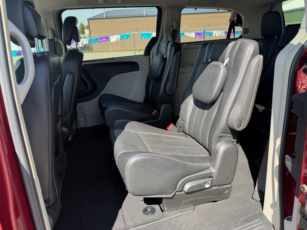 2015 Chrysler Town & Country Image 24