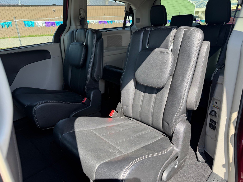 2015 Chrysler Town & Country Image 25