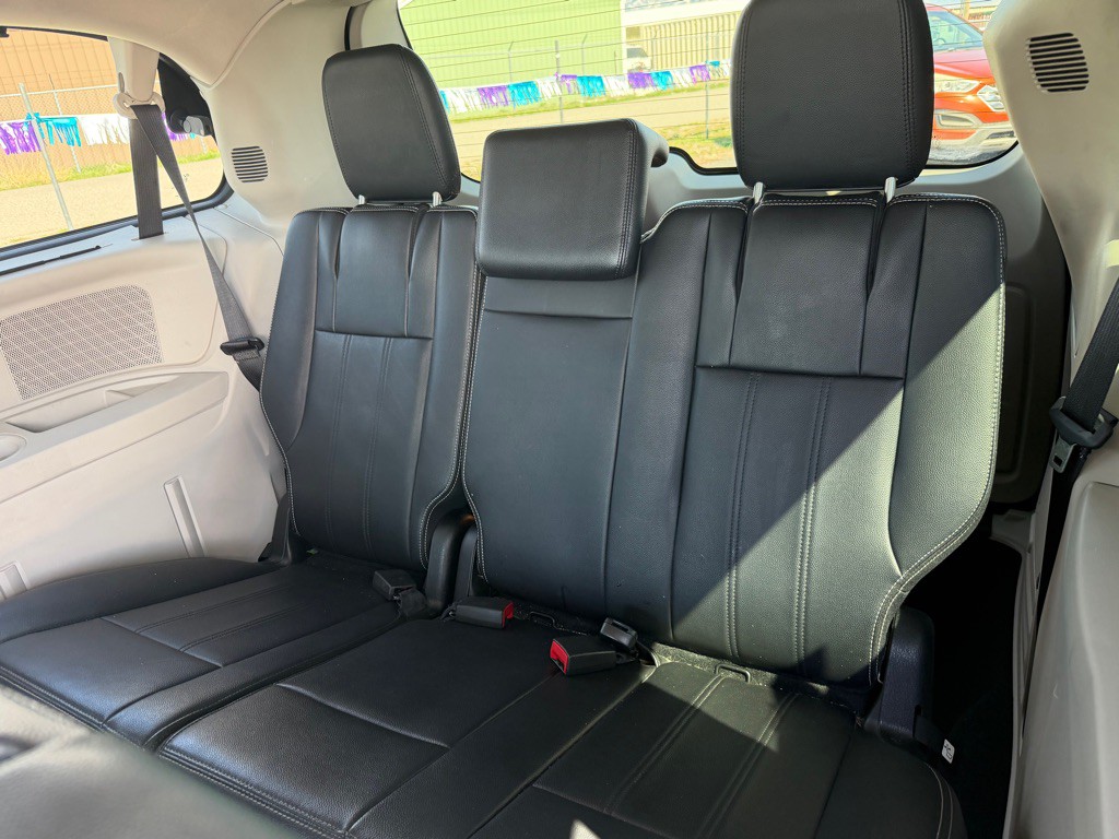 2015 Chrysler Town & Country Image 26