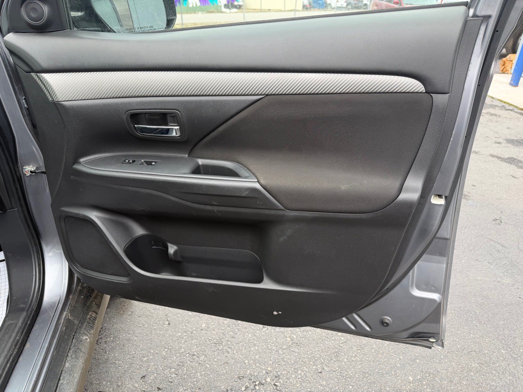 2018 Mitsubishi Outlander Image 17