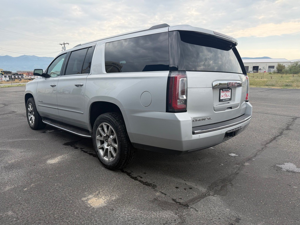 2020 GMC Yukon Image 3