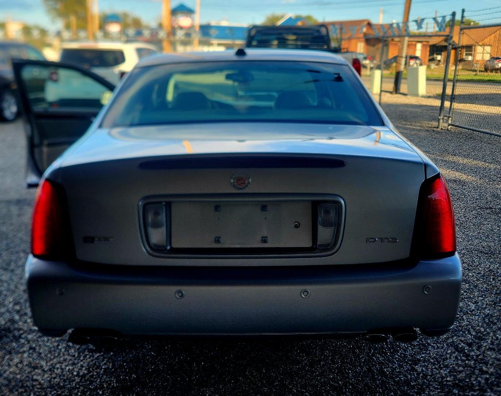 2004 Cadillac DeVille Image 8