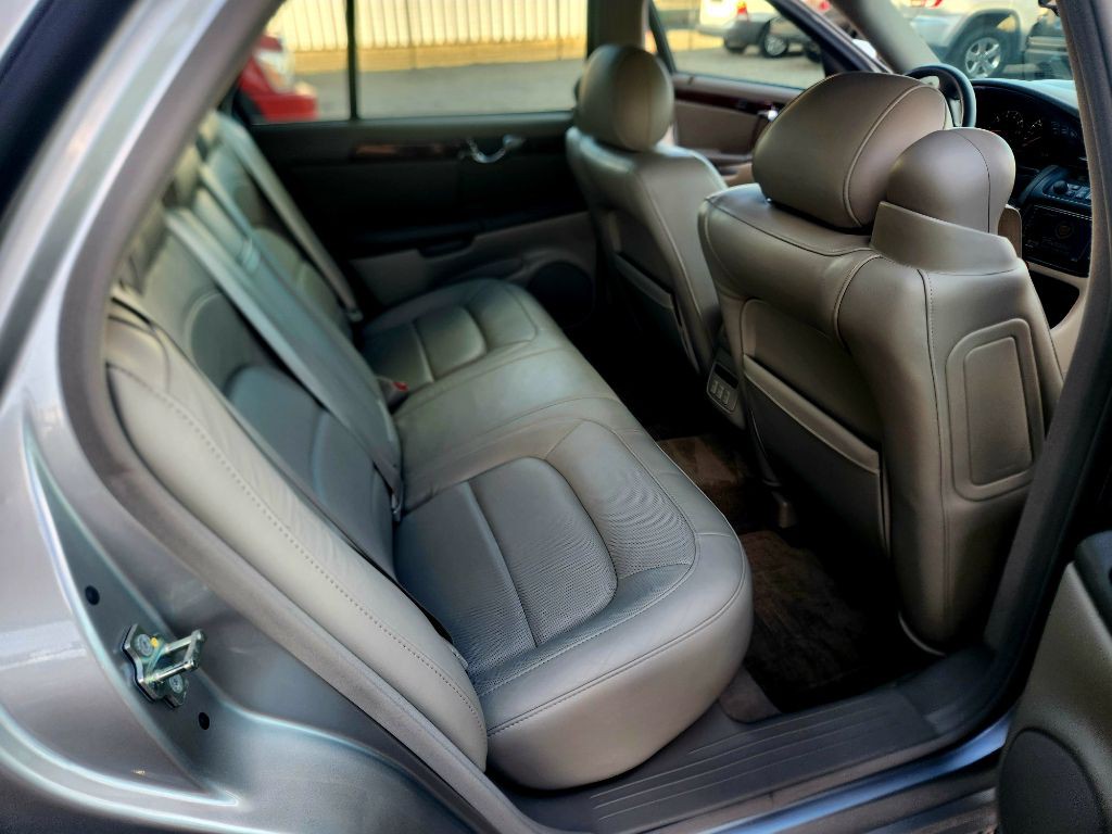 2004 Cadillac DeVille Image 12