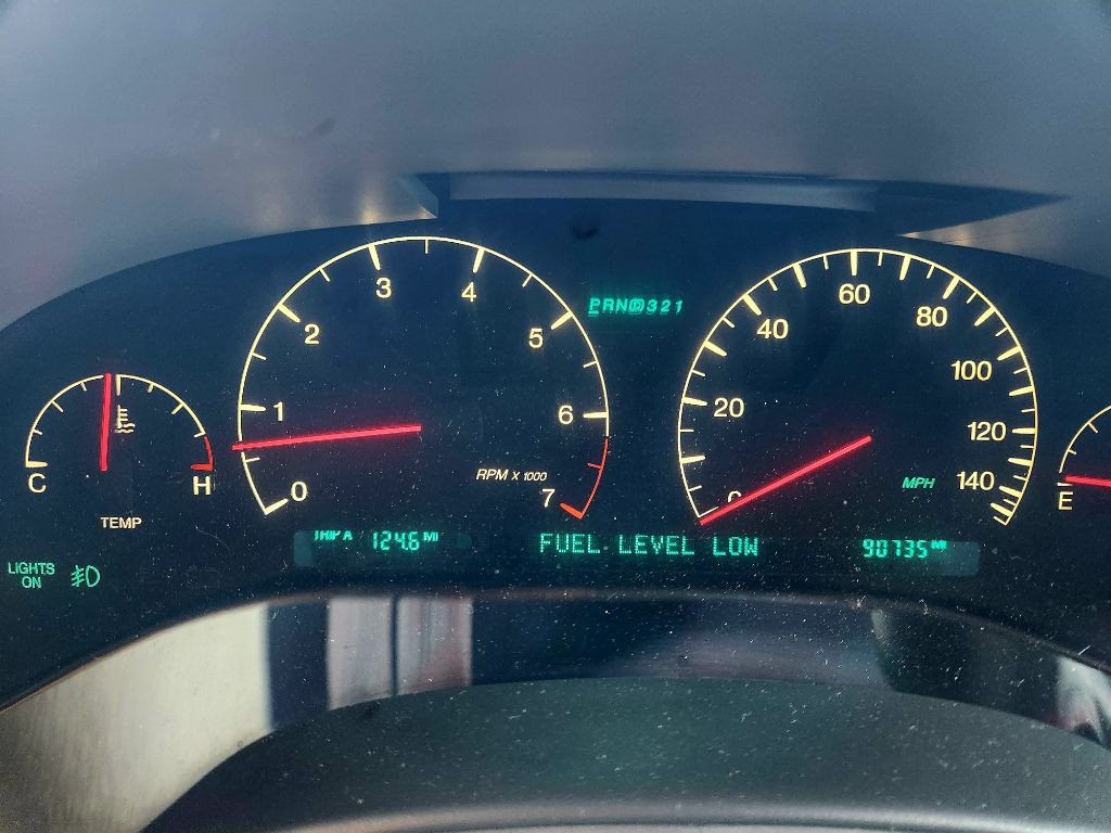 2004 Cadillac DeVille Image 17