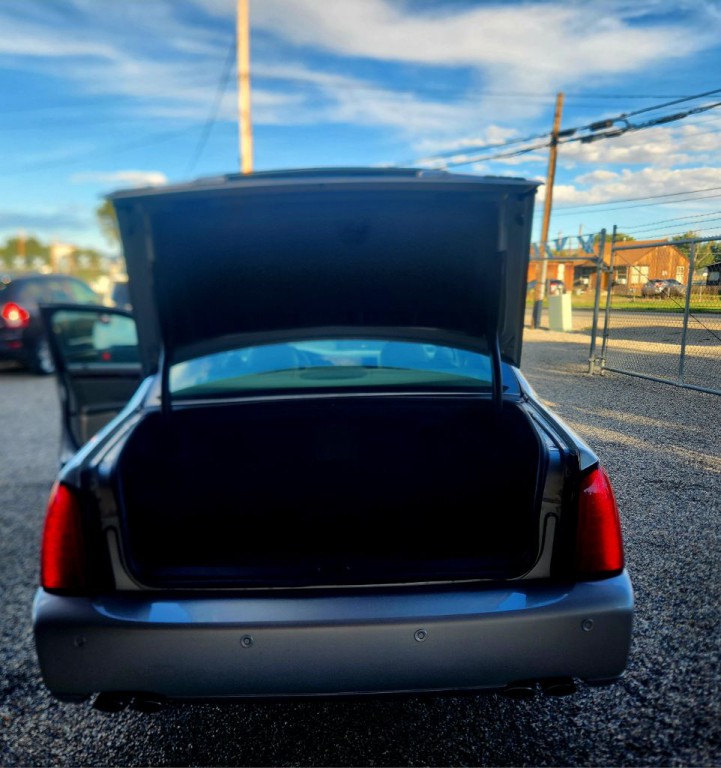 2004 Cadillac DeVille Image 8