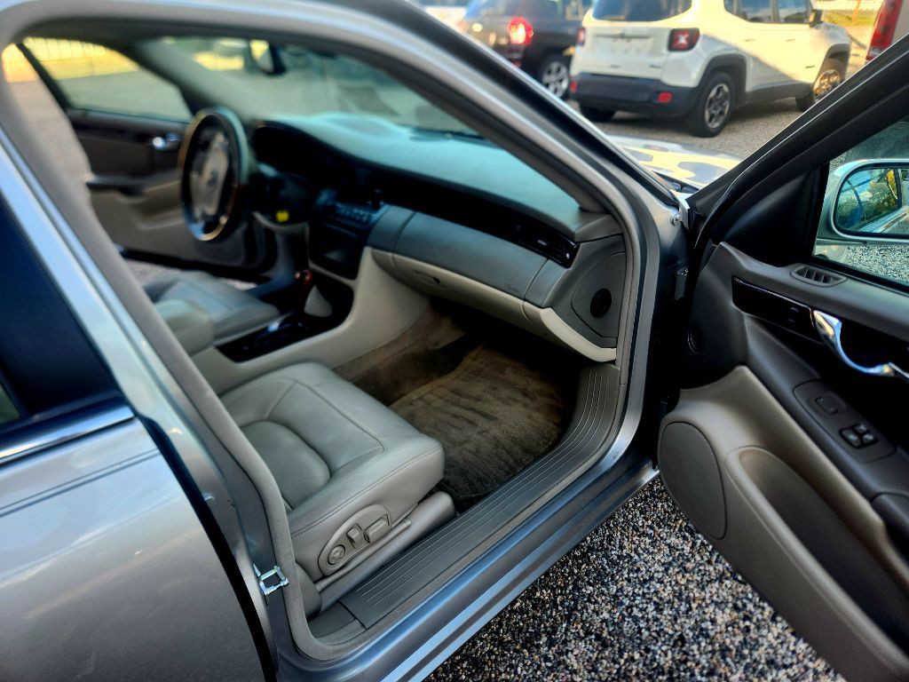 2004 Cadillac DeVille Image 10
