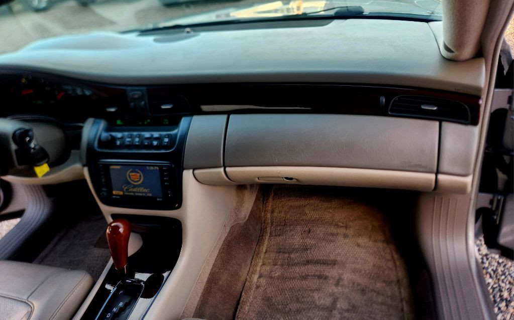 2004 Cadillac DeVille Image 12