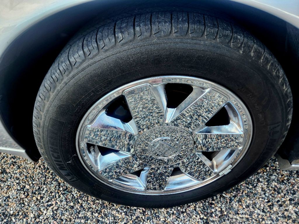 2004 Cadillac DeVille Image 13