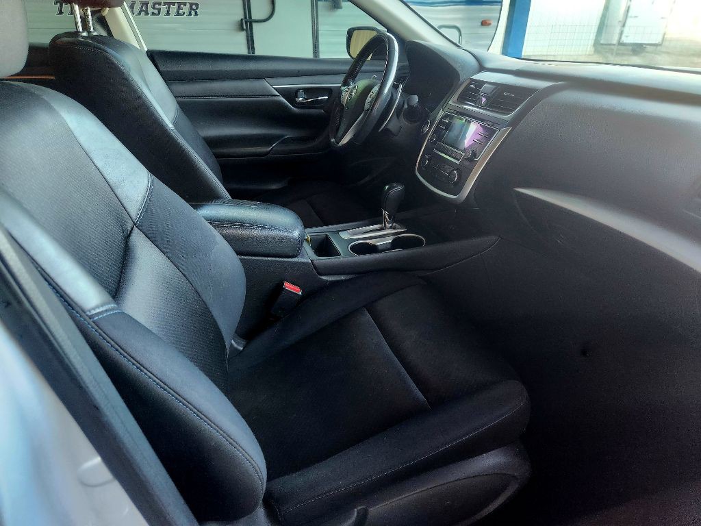 2017 Nissan Altima Image 10
