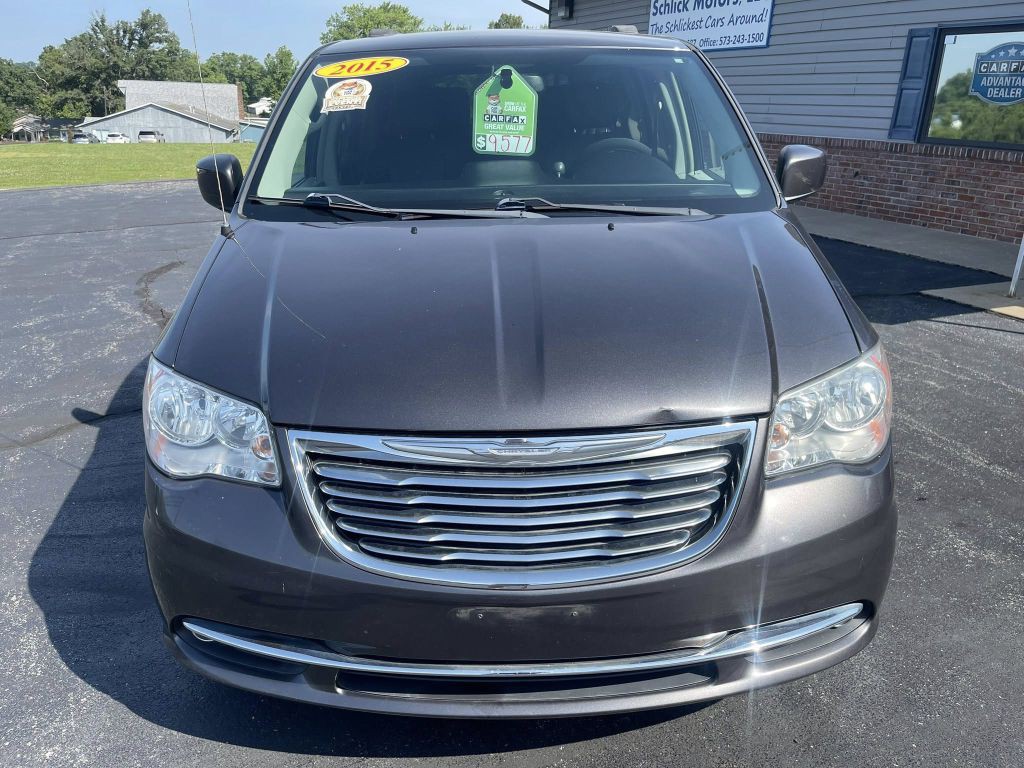 2015 Chrysler Town & Country Image 2