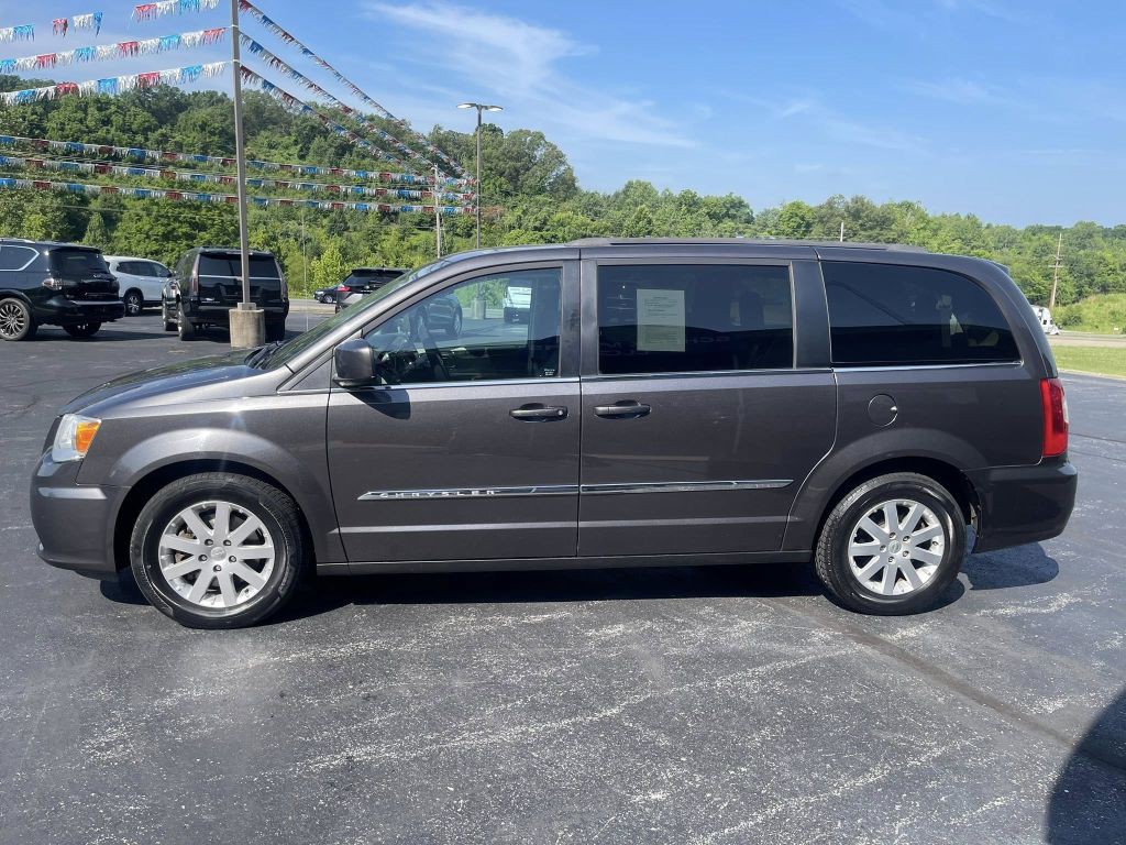 2015 Chrysler Town & Country Image 4