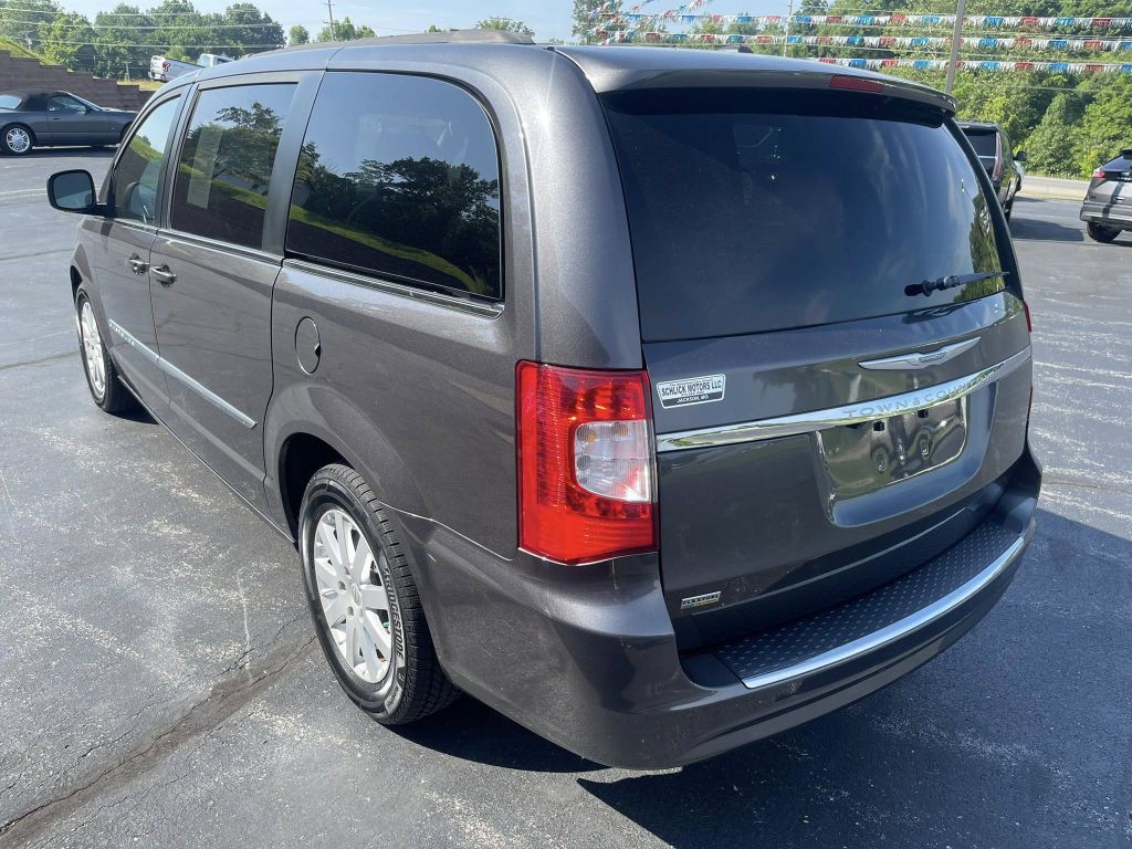 2015 Chrysler Town & Country Image 5