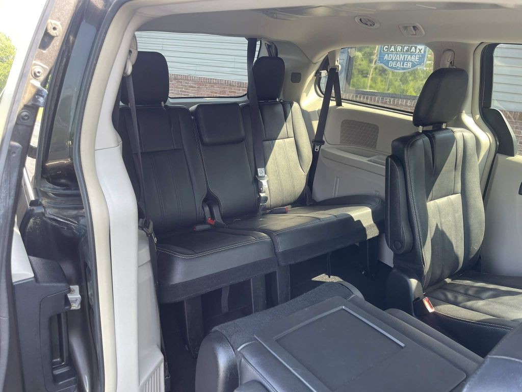 2015 Chrysler Town & Country Image 12