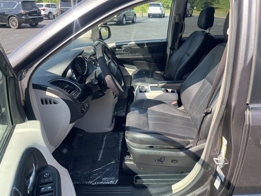 2015 Chrysler Town & Country Image 17