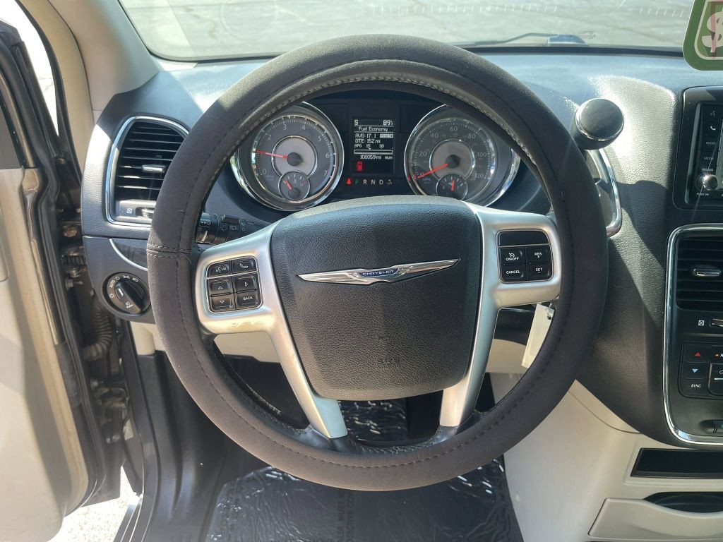 2015 Chrysler Town & Country Image 18