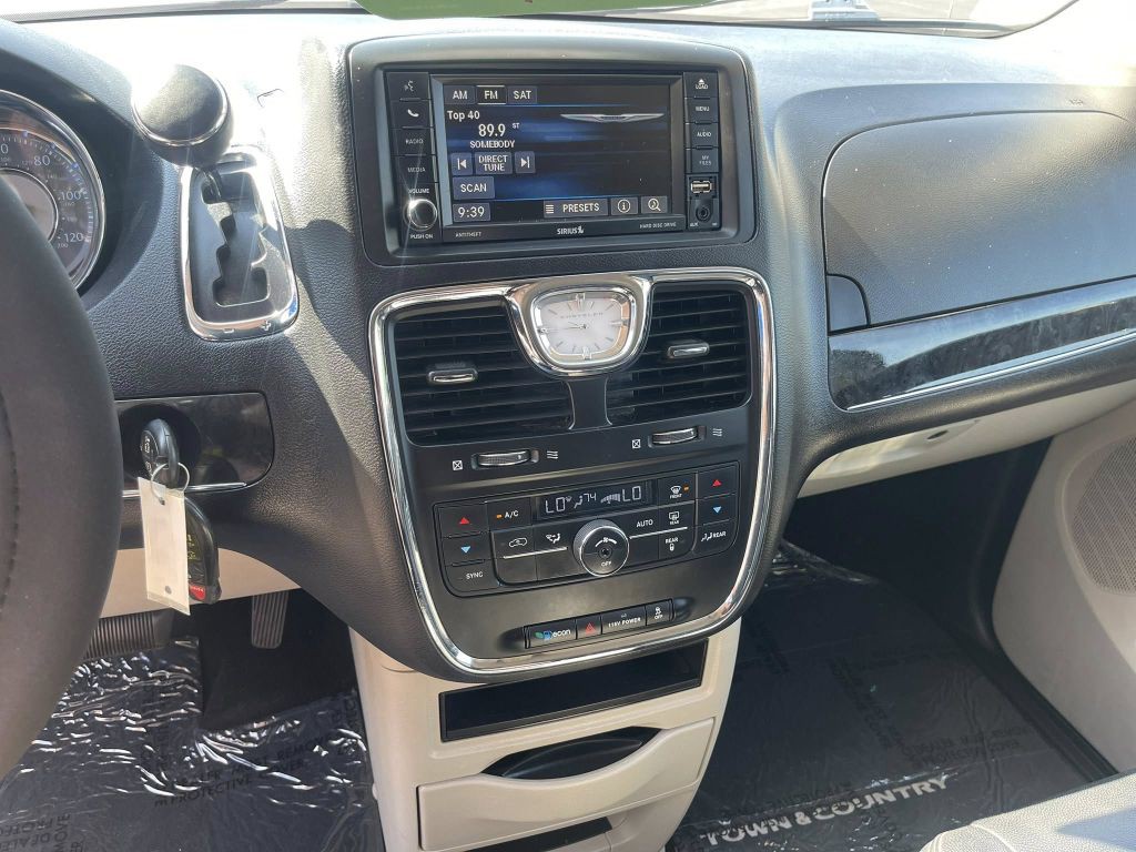 2015 Chrysler Town & Country Image 20