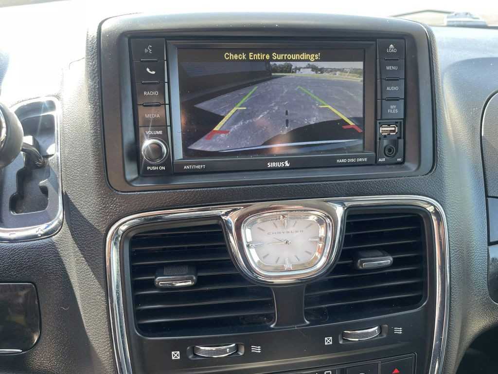 2015 Chrysler Town & Country Image 21