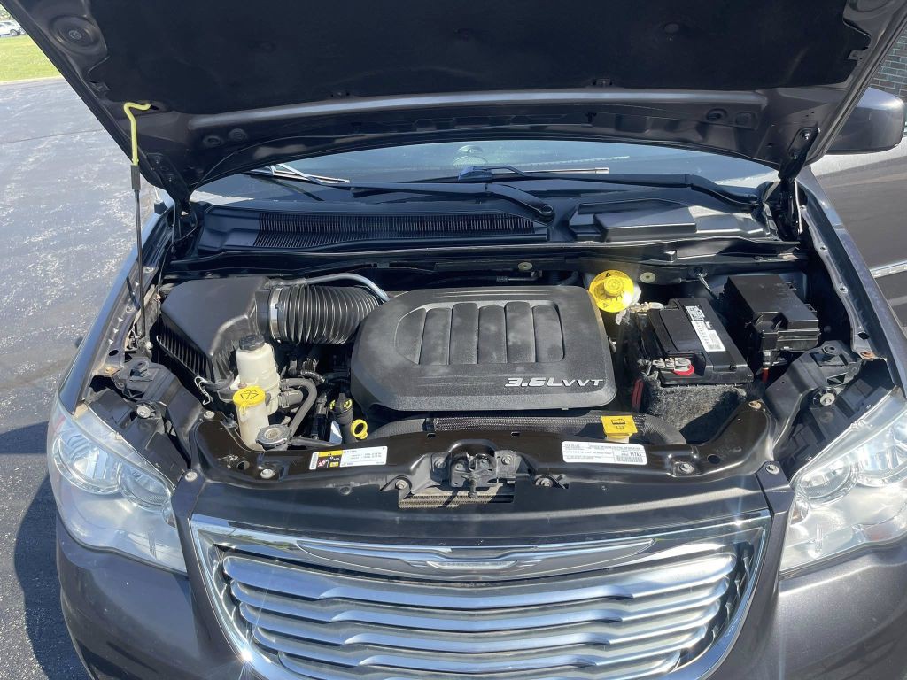 2015 Chrysler Town & Country Image 24