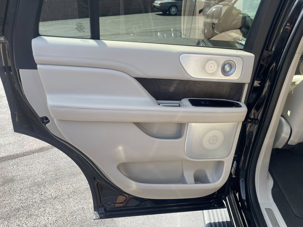 2020 Lincoln Navigator Image 16