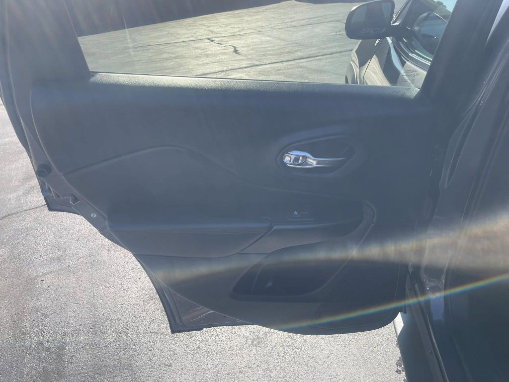 2019 Jeep Cherokee Image 14