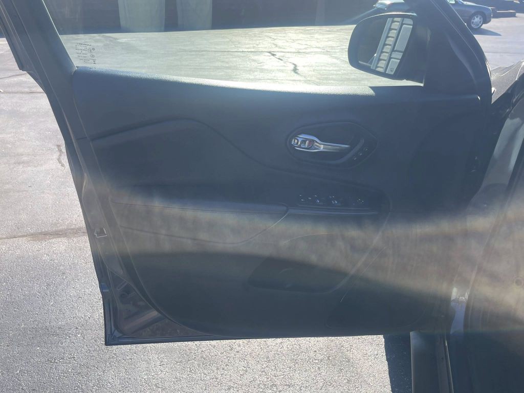 2019 Jeep Cherokee Image 16