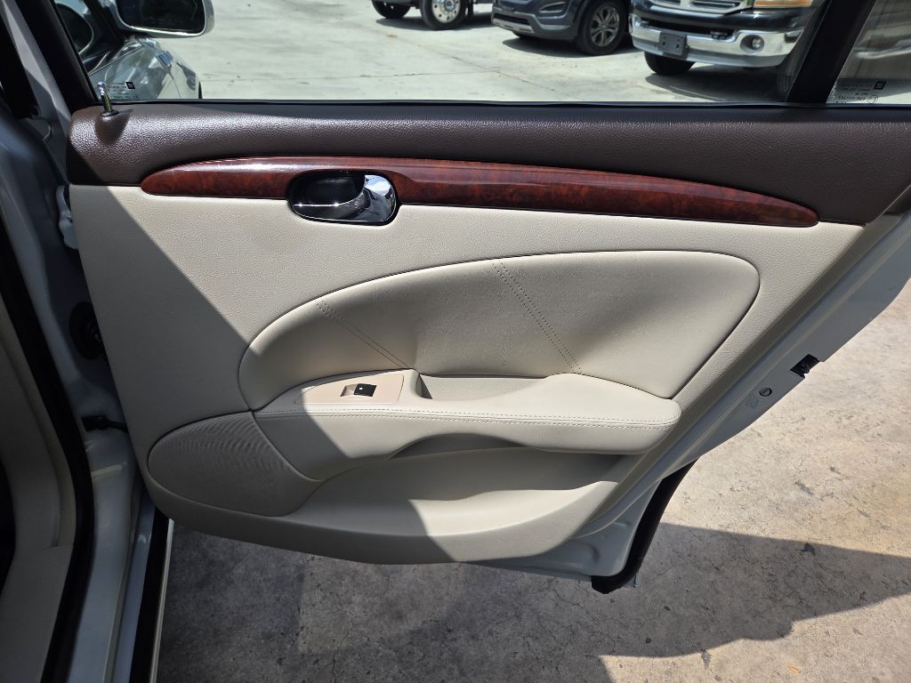 2010 Buick Lucerne Image 18