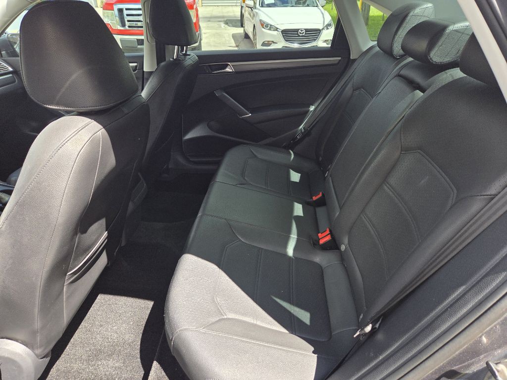 2017 Volkswagen Passat Image 14